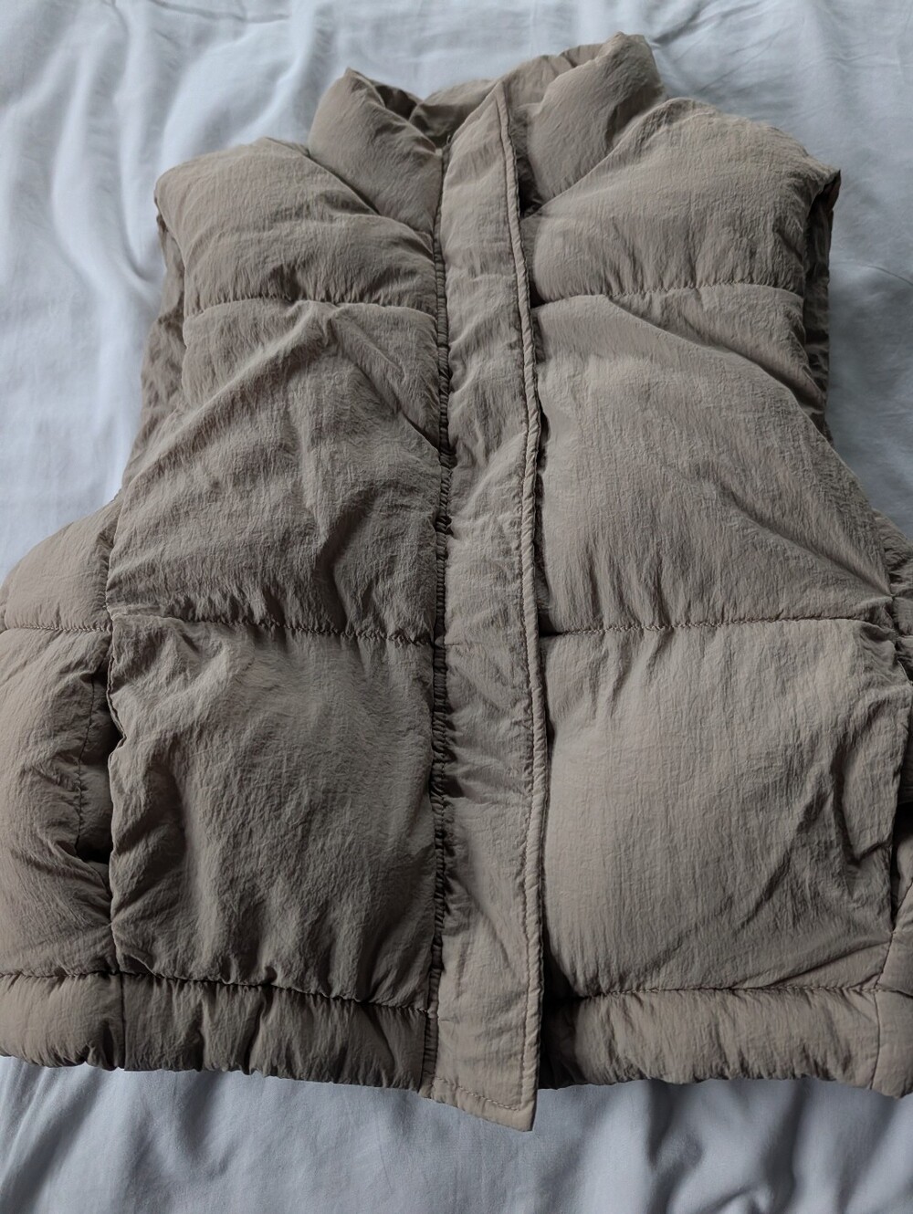 Ci Sono Ladies Full Zip Padded Cropped Puffer Vest. Size Large. Tan Colored.